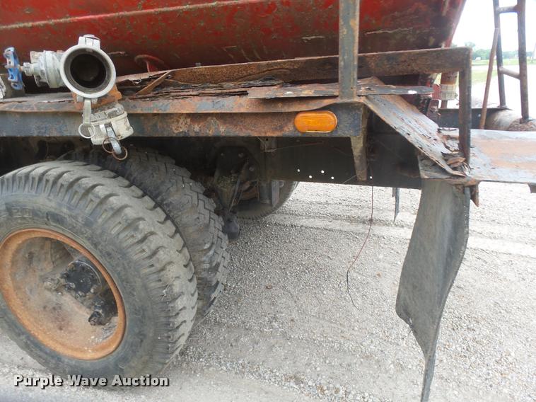 image for item DB0981 1973 International 4200 tank truck