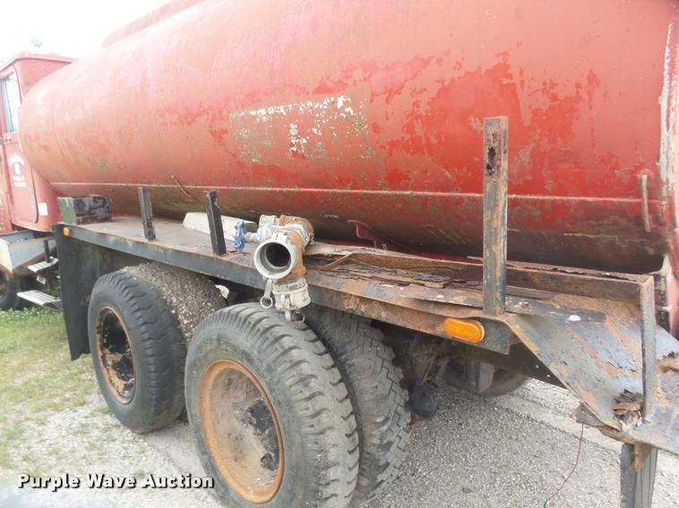 image for item DB0981 1973 International 4200 tank truck