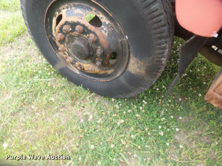 image for item DB0981 1973 International 4200 tank truck