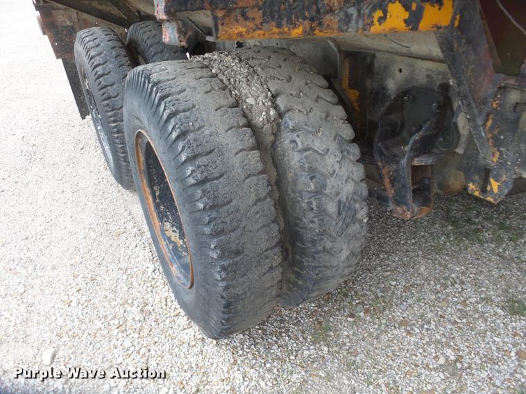 image for item DB0981 1973 International 4200 tank truck