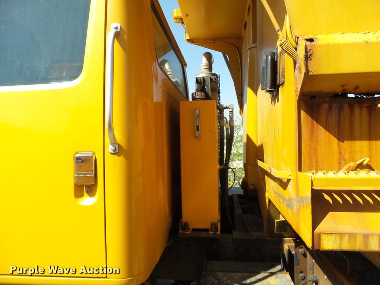 image for item DB1325 2002 International 4900 Crew Cab dump truck