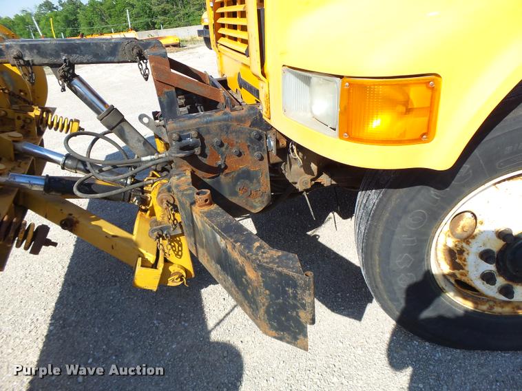 image for item DB1327 2002 International 4900 dump truck