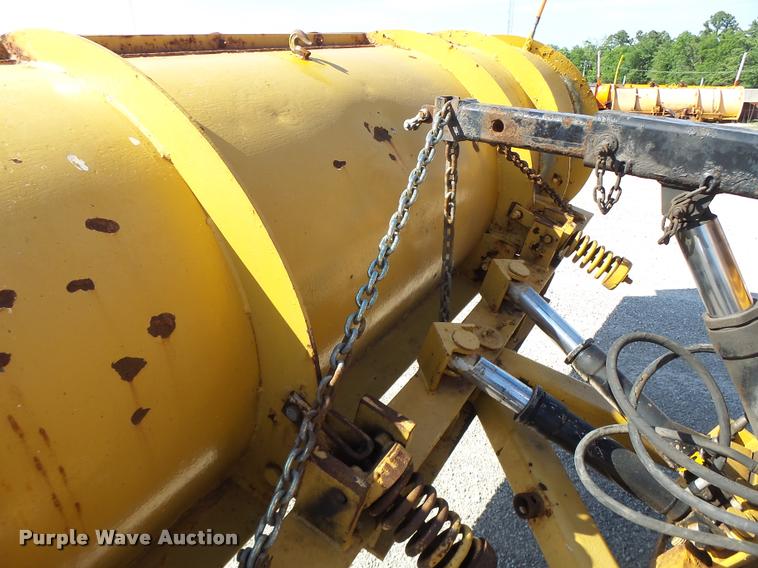 image for item DB1327 2002 International 4900 dump truck