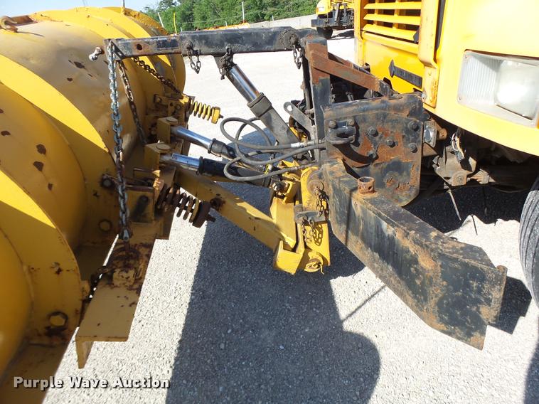 image for item DB1327 2002 International 4900 dump truck