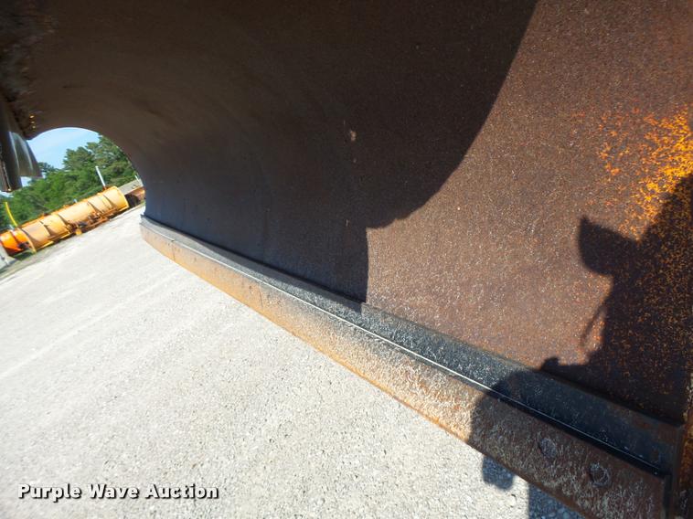 image for item DB1327 2002 International 4900 dump truck