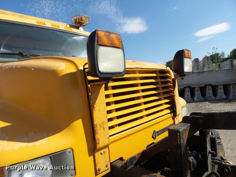 image for item DB1327 2002 International 4900 dump truck