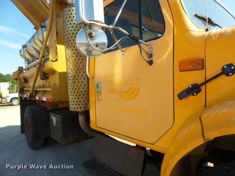 image for item DB1327 2002 International 4900 dump truck