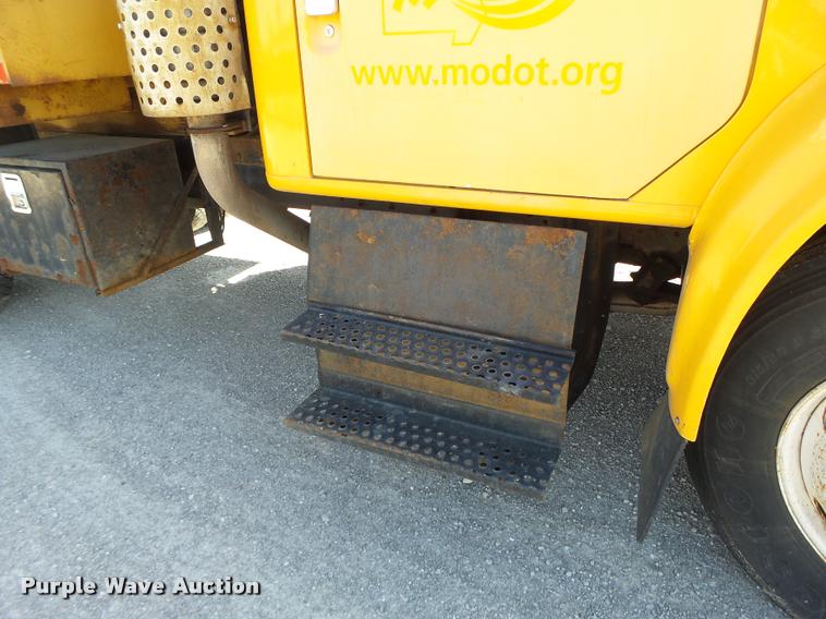 image for item DB1327 2002 International 4900 dump truck