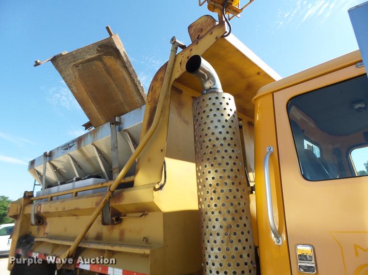 image for item DB1327 2002 International 4900 dump truck