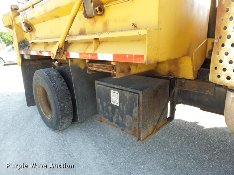 image for item DB1327 2002 International 4900 dump truck