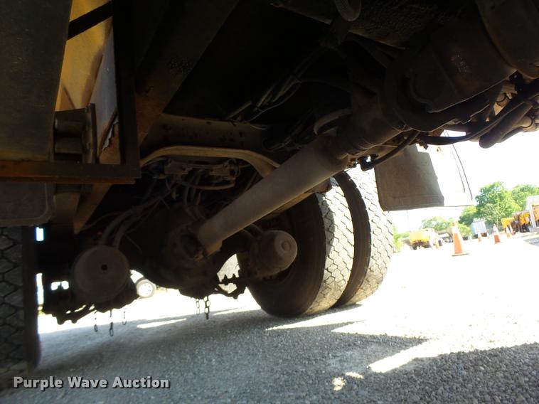 image for item DB1327 2002 International 4900 dump truck
