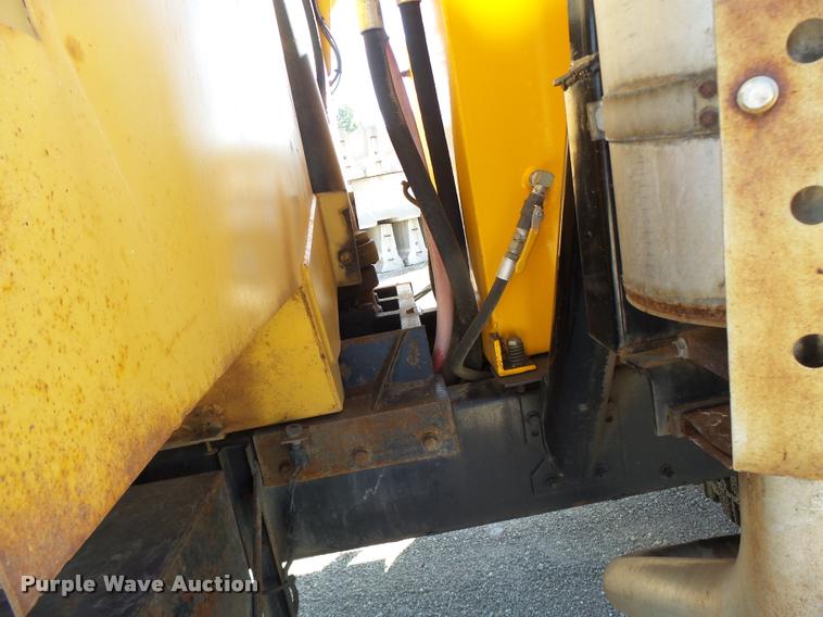 image for item DB1327 2002 International 4900 dump truck