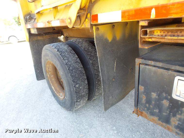 image for item DB1327 2002 International 4900 dump truck