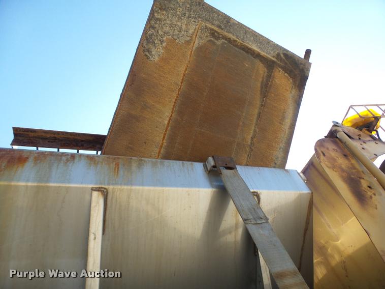 image for item DB1327 2002 International 4900 dump truck