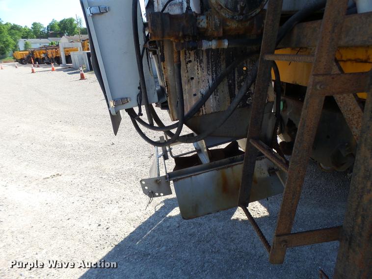 image for item DB1327 2002 International 4900 dump truck