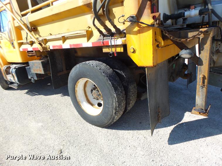 image for item DB1327 2002 International 4900 dump truck