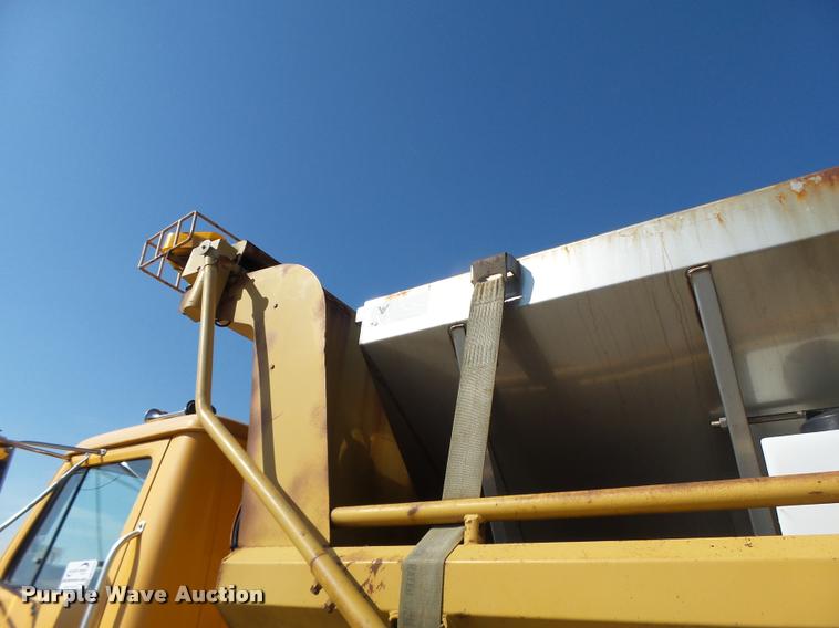 image for item DB1327 2002 International 4900 dump truck