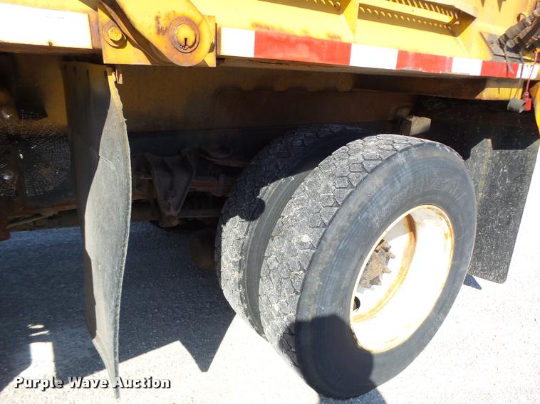 image for item DB1327 2002 International 4900 dump truck