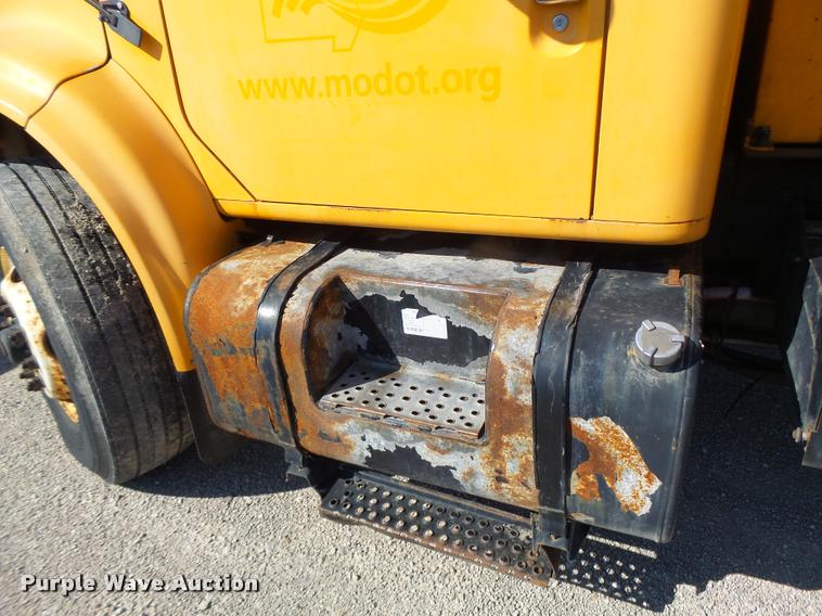 image for item DB1327 2002 International 4900 dump truck