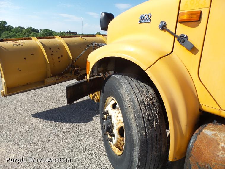 image for item DB1327 2002 International 4900 dump truck