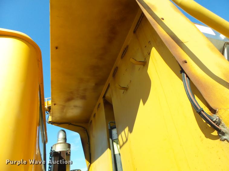 image for item DB1327 2002 International 4900 dump truck