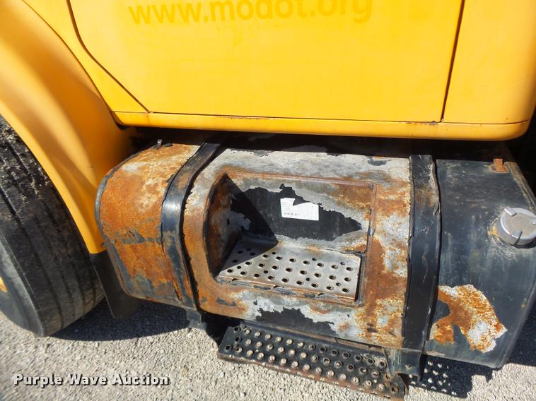 image for item DB1327 2002 International 4900 dump truck