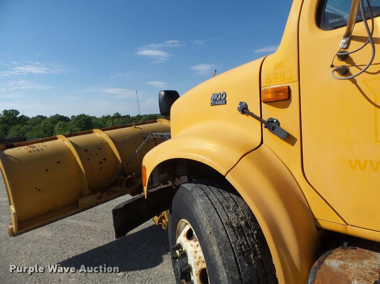 image for item DB1327 2002 International 4900 dump truck