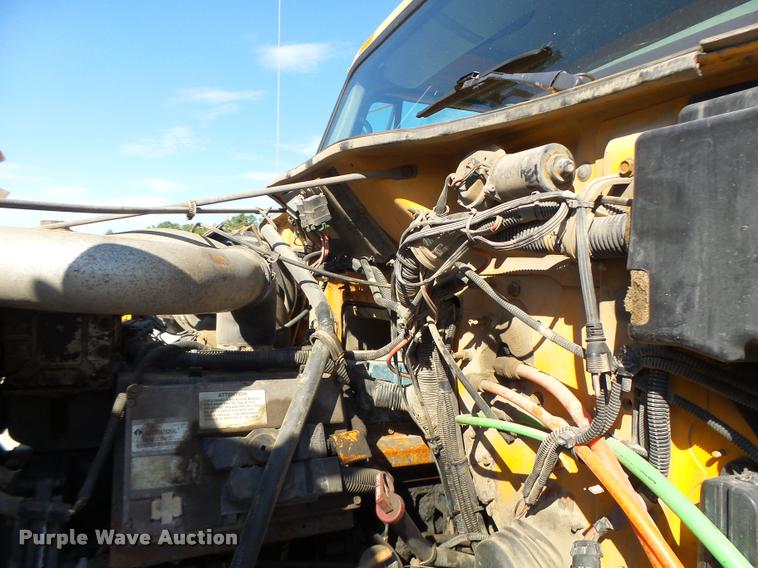 image for item DB1327 2002 International 4900 dump truck