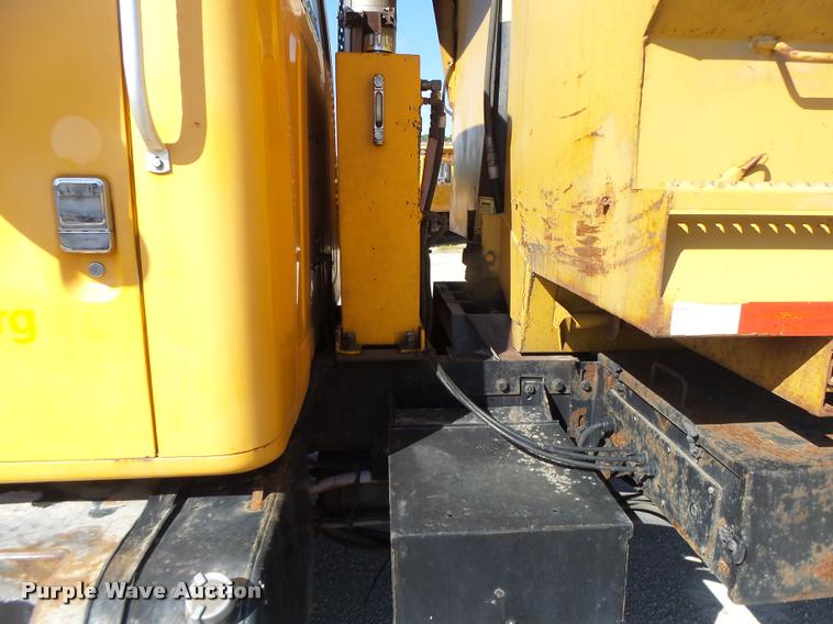 image for item DB1327 2002 International 4900 dump truck