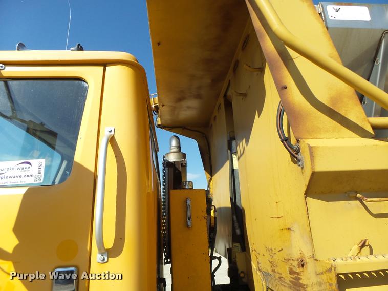 image for item DB1327 2002 International 4900 dump truck