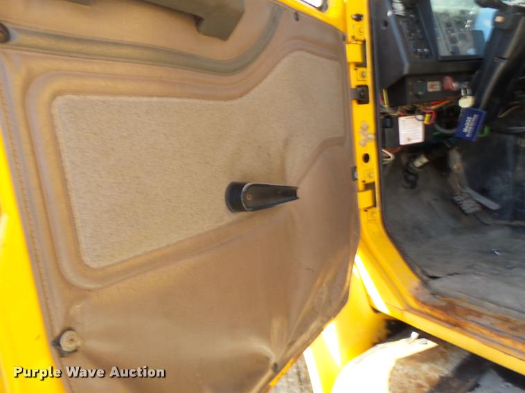 image for item DB1327 2002 International 4900 dump truck