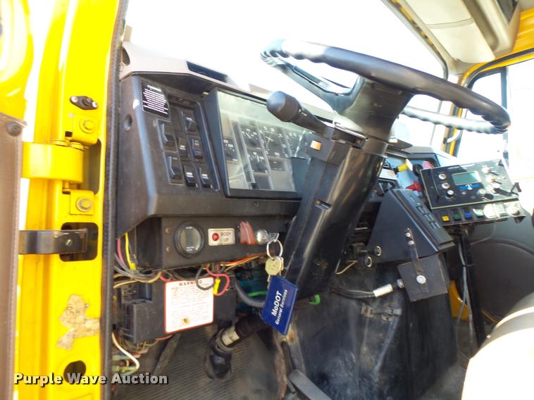 image for item DB1327 2002 International 4900 dump truck