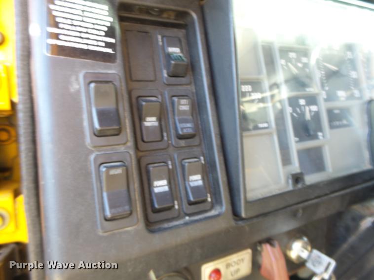 image for item DB1327 2002 International 4900 dump truck