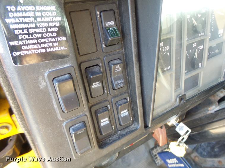 image for item DB1327 2002 International 4900 dump truck