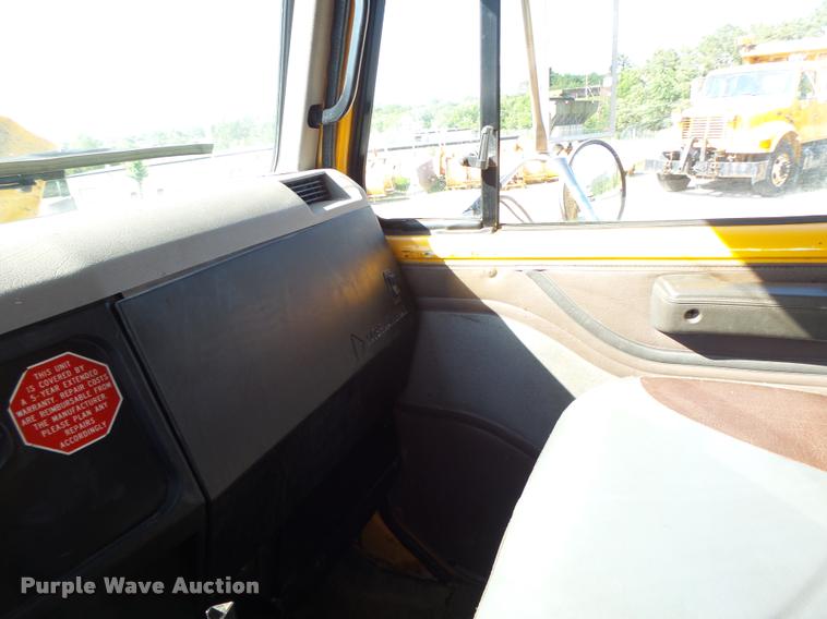 image for item DB1327 2002 International 4900 dump truck