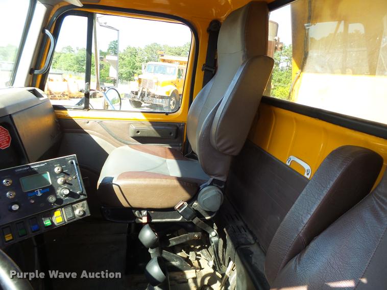 image for item DB1327 2002 International 4900 dump truck