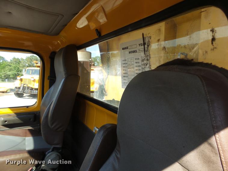 image for item DB1327 2002 International 4900 dump truck