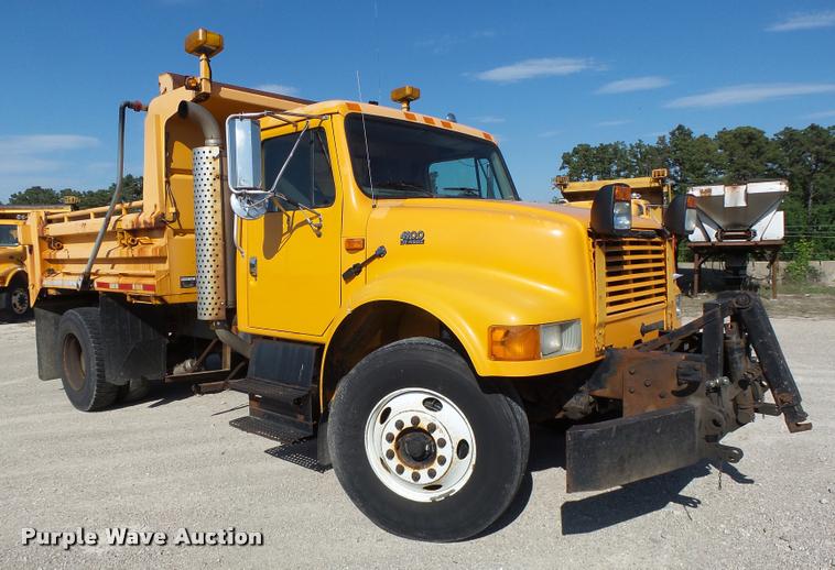 image for item DB1328 2002 International 4900 dump truck