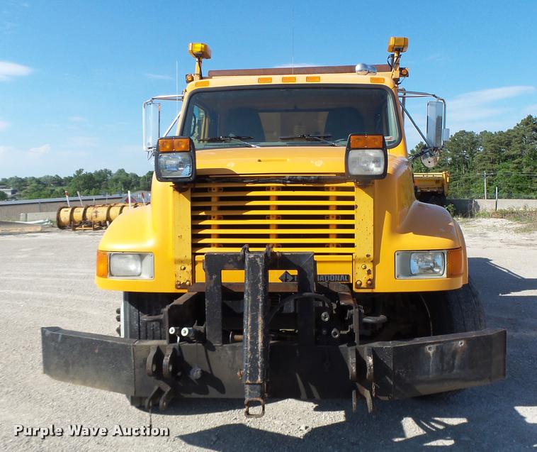image for item DB1328 2002 International 4900 dump truck