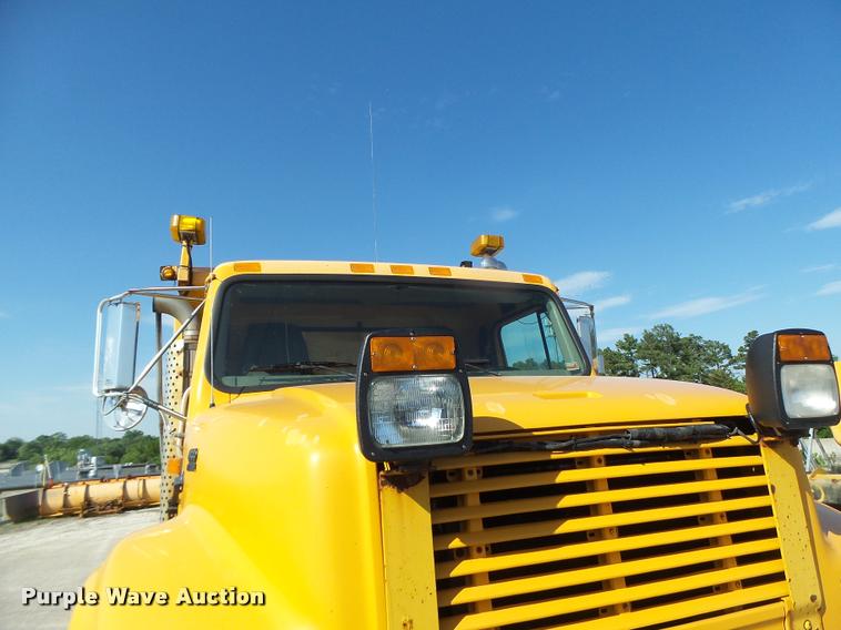 image for item DB1328 2002 International 4900 dump truck