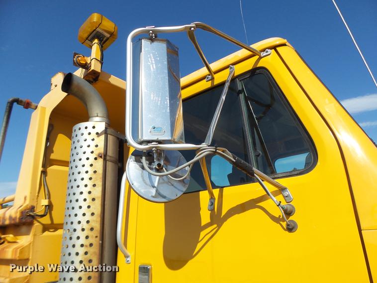 image for item DB1328 2002 International 4900 dump truck