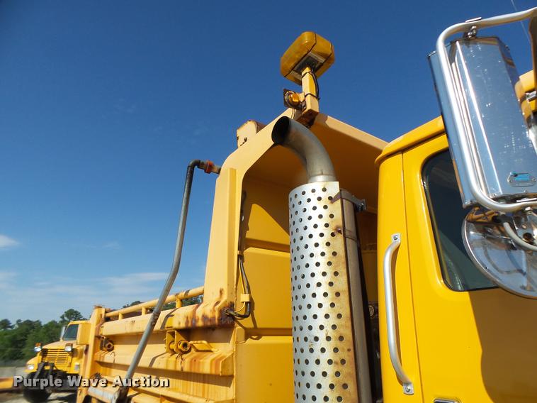 image for item DB1328 2002 International 4900 dump truck