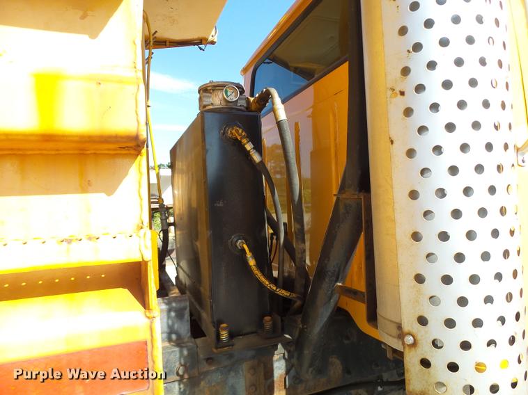 image for item DB1328 2002 International 4900 dump truck