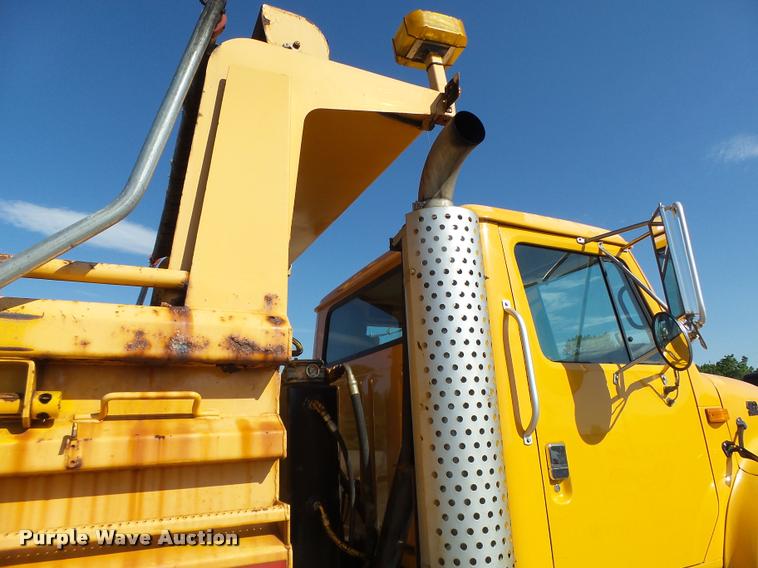 image for item DB1328 2002 International 4900 dump truck