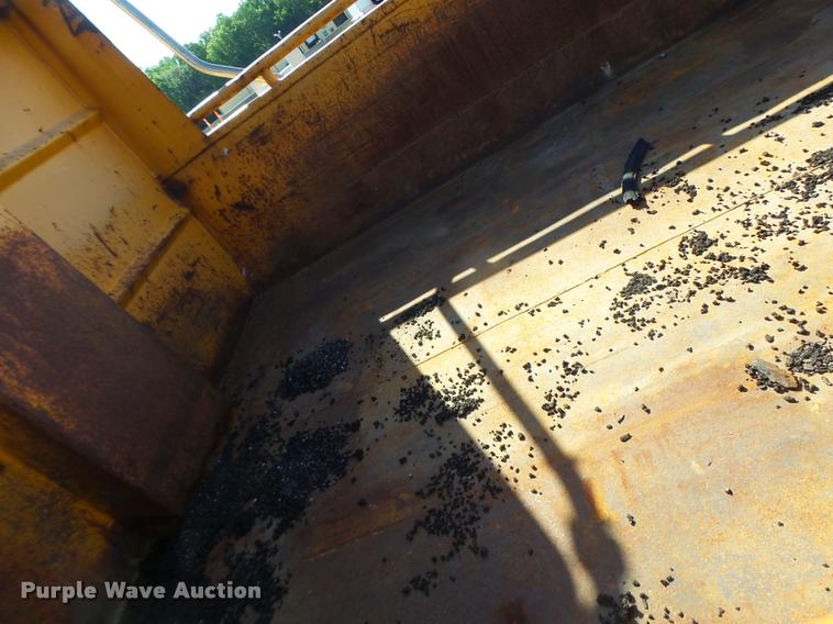 image for item DB1328 2002 International 4900 dump truck