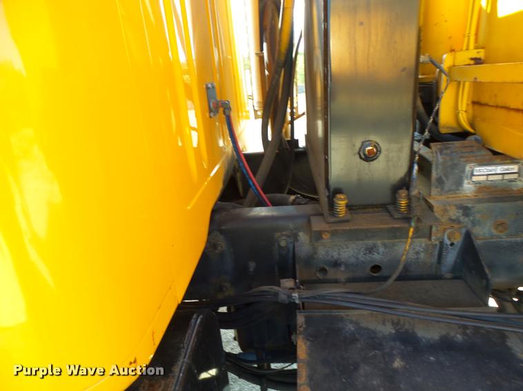 image for item DB1328 2002 International 4900 dump truck