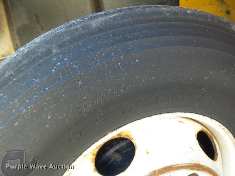 image for item DB1328 2002 International 4900 dump truck