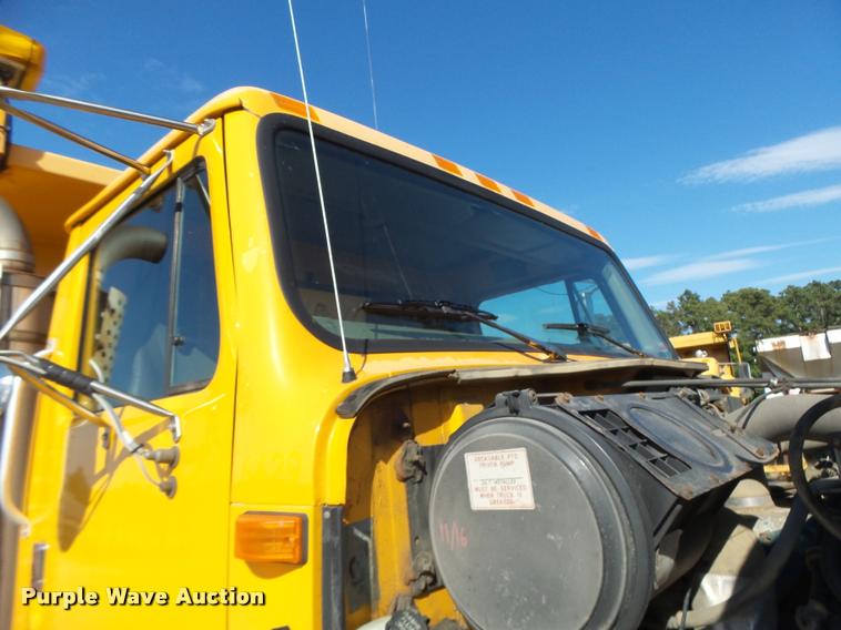 image for item DB1328 2002 International 4900 dump truck