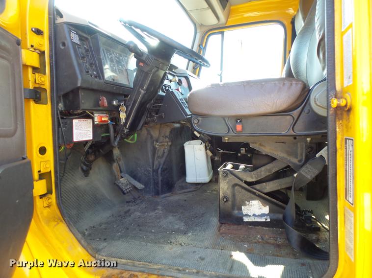 image for item DB1328 2002 International 4900 dump truck
