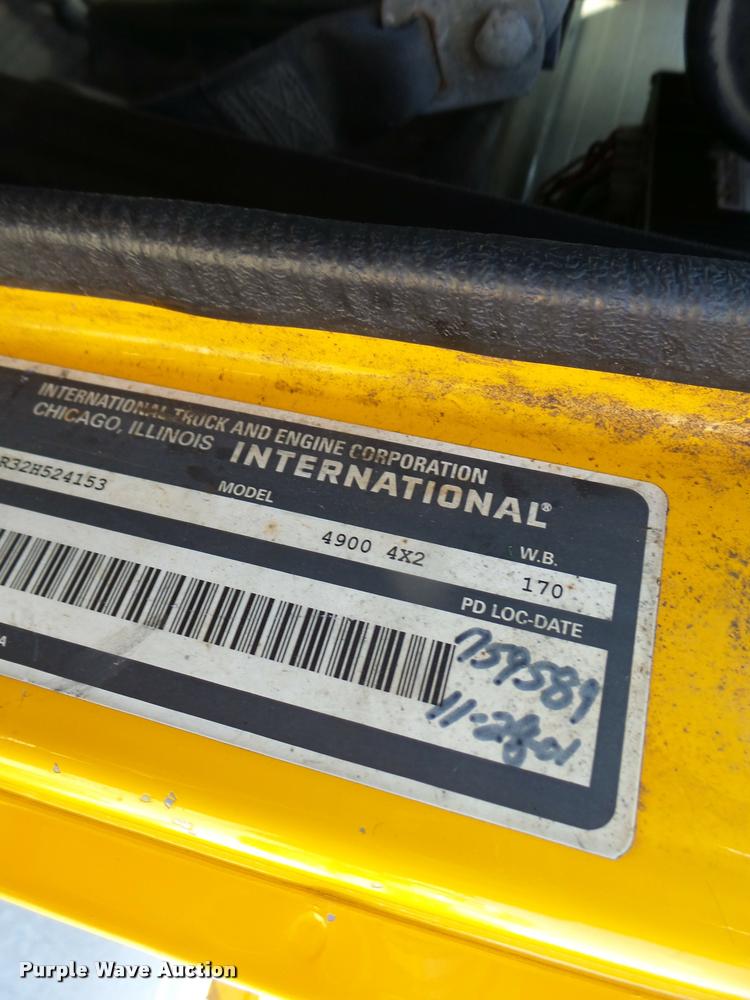 image for item DB1328 2002 International 4900 dump truck